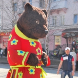 Первомайское шествие 2015 в Лысьве. Мишка из Ростелекома